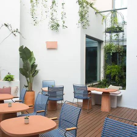 The Vintage & Готель