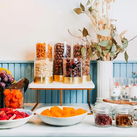 The Vintage & Готель